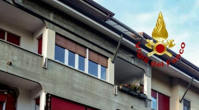 Esplosione in una palazzina nel Torinese, un ferito grave