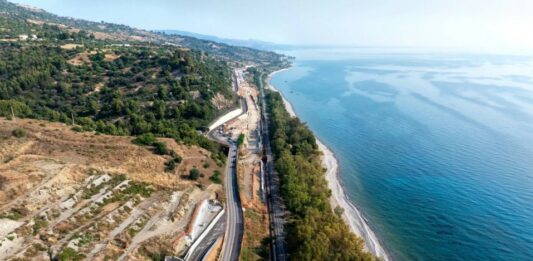 Statale 106 in Calabria, assegnati a Webuild ed Eteria due nuovi lotti