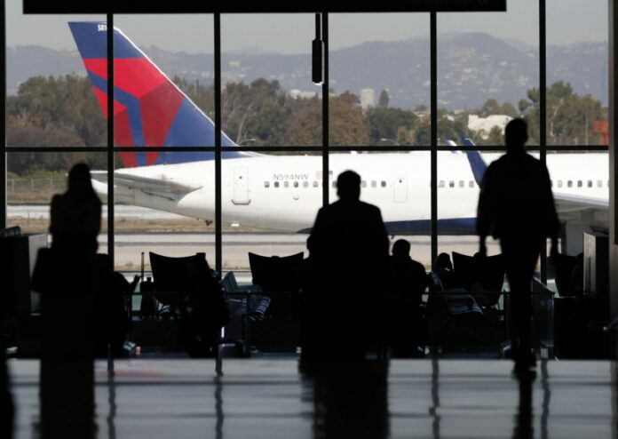 Washington, JD Vance parla di caos per il Ringraziamento con il trasporto aereo bloccato, in caso lo shutdown proseguisse