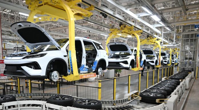 Cina: produzione e vendita veicoli elettrici aumentano nei primi 10 mesi del 2025