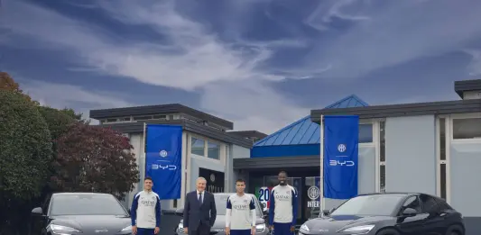 BYD consegna al’Inter le nuove Sealion 7 Inter Edition