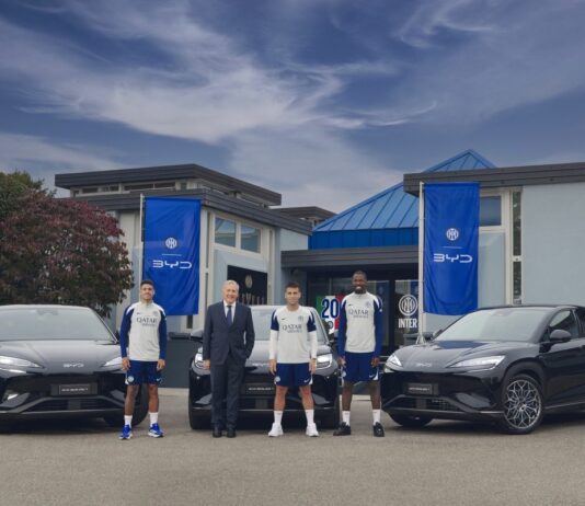 BYD consegna al’Inter le nuove Sealion 7 Inter Edition