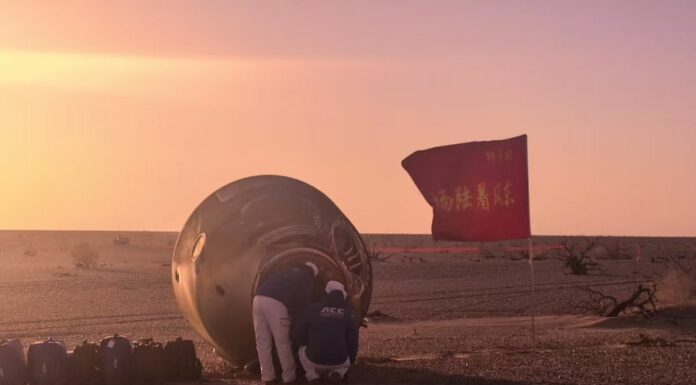 Cina, la capsula di rientro di Shenzhou-21 tocca terra