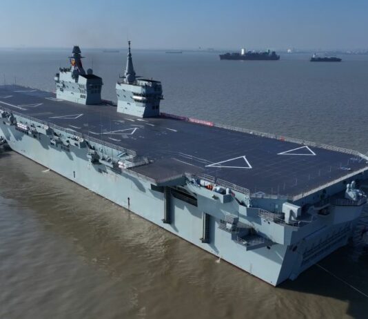 Cina, prima prova in mare per la nave d’assalto anfibia Type 076