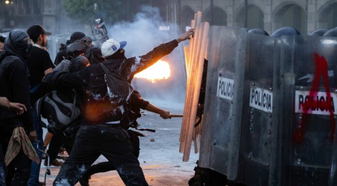 Scontri in Messico durante protesta “Generazione Z”, feriti e arresti