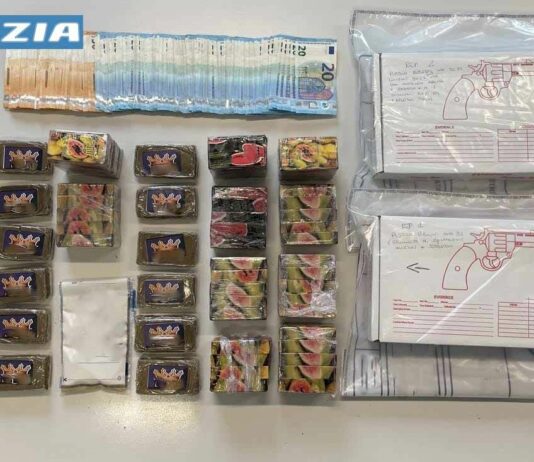 Armi e droga in casa, due arresti a Milano