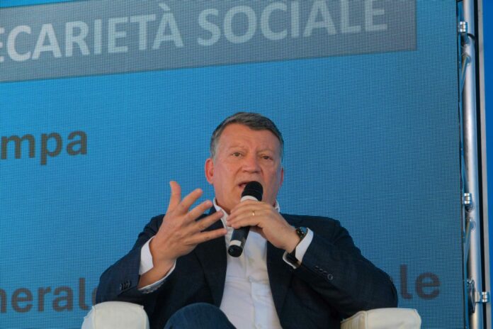 Torino, piazza Castello tappa del sindacato UIL sul tema dei lavoratori fantasma e precariato