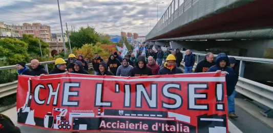 Ex Ilva, a Genova occupato lo stabilimento e blocco stradale a oltranza