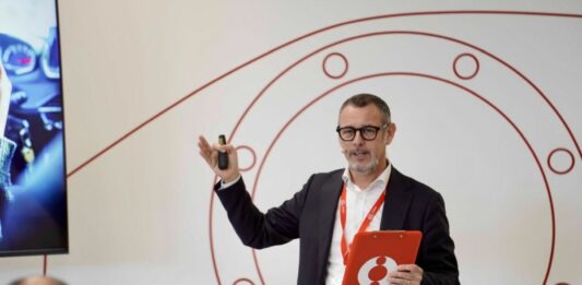 Studio Generali jeniot-Quattroruote, uso smartphone alla guida aumenta i rischi