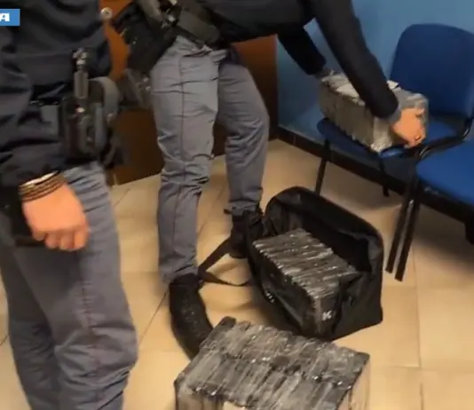 Sequestrati 230 kg di cocaina alla frontiera di Ventimiglia, arrestato camionista / Video