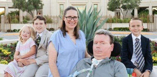 Musk “Neuralink traduce in testo i pensieri dei pazienti con problemi neurologici”