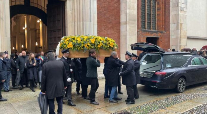 Ultimo saluto di Milano a Ornella Vanoni, la nipote Camilla intona “Senza fine”