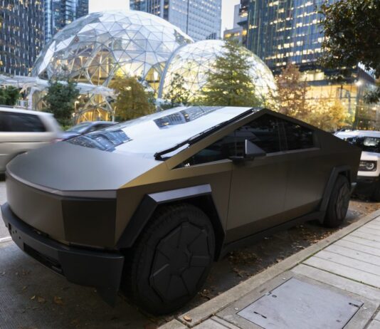 Tesla, sistema guida autonoma salva automobilista USA da scontro frontale notturno