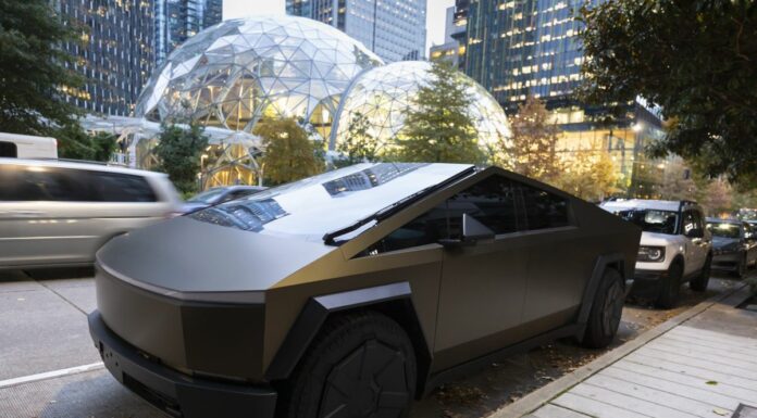 Tesla, sistema guida autonoma salva automobilista USA da scontro frontale notturno