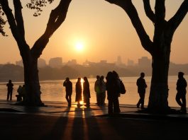 Cina: turisti ammirano i paesaggi invernali del Lago dell’Ovest a Hangzhou (1)