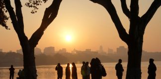 Cina: turisti ammirano i paesaggi invernali del Lago dell’Ovest a Hangzhou (1)