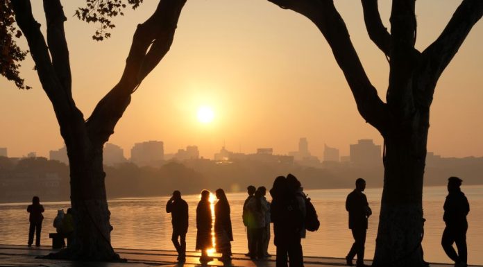 Cina: turisti ammirano i paesaggi invernali del Lago dell’Ovest a Hangzhou (1)
