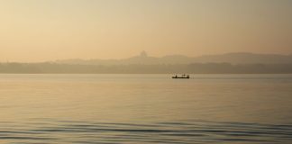 Cina: turisti ammirano i paesaggi invernali del Lago dell’Ovest a Hangzhou (2)