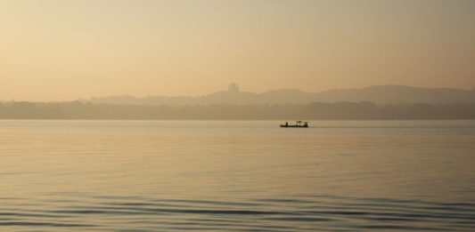 Cina: turisti ammirano i paesaggi invernali del Lago dell’Ovest a Hangzhou (2)