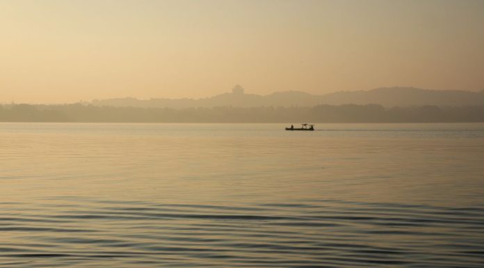 Cina: turisti ammirano i paesaggi invernali del Lago dell’Ovest a Hangzhou (2)