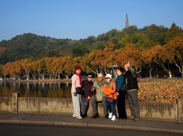 Cina: turisti ammirano i paesaggi invernali del Lago dell’Ovest a Hangzhou (3)