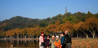 Cina: turisti ammirano i paesaggi invernali del Lago dell’Ovest a Hangzhou (3)
