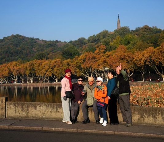 Cina: turisti ammirano i paesaggi invernali del Lago dell’Ovest a Hangzhou (3)