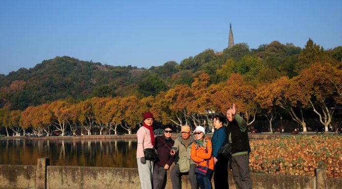Cina: turisti ammirano i paesaggi invernali del Lago dell’Ovest a Hangzhou (3)