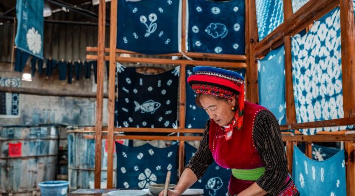 Cina: la tradizione del tie-dye Bai rivive nel villaggio di Zhoucheng (2)
