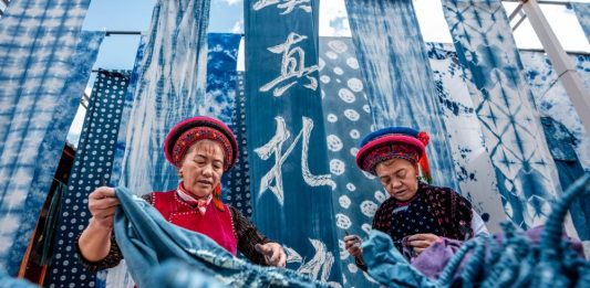 Cina: la tradizione del tie-dye Bai rivive nel villaggio di Zhoucheng (3)