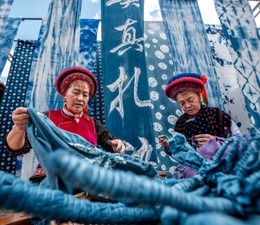 Cina: la tradizione del tie-dye Bai rivive nel villaggio di Zhoucheng (3)
