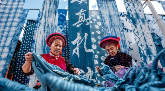 Cina: la tradizione del tie-dye Bai rivive nel villaggio di Zhoucheng (3)