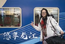Cina: nell’Heilongjiang inaugurato treno turistico a tema ghiaccio e neve (1)