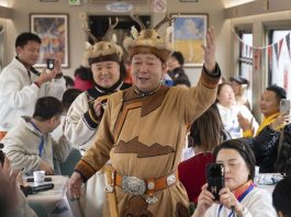 Cina: nell’Heilongjiang inaugurato treno turistico a tema ghiaccio e neve (3)