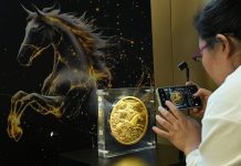 Cina: presentate a Pechino monete commemorative per l’Anno del Cavallo (2)