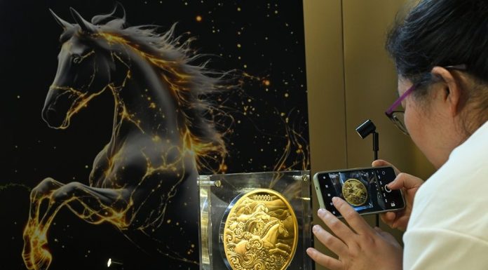 Cina: presentate a Pechino monete commemorative per l’Anno del Cavallo (2)