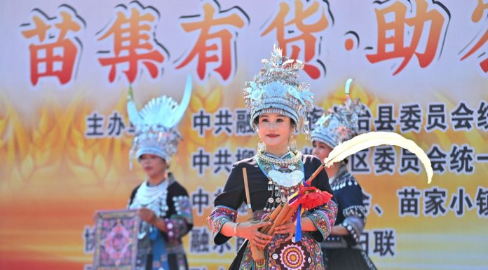 Cina: tradizioni Miao in mostra alla fiera agricola di Rongshui (1)