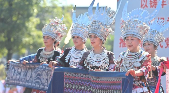 Cina: tradizioni Miao in mostra alla fiera agricola di Rongshui (2)