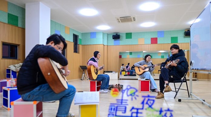 Cina: a Ningbo risorse utilizzate per un progetto di lezioni di scuola serale (2)