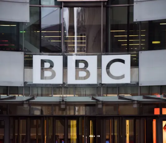 Trump minaccia una causa legale alla BBC per un miliardo di dollari