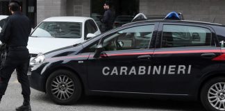 Imprenditore ucciso a coltellate nel Torinese, fermato un uomo legato all’ex della vittima. Ha confessato l’omicidio