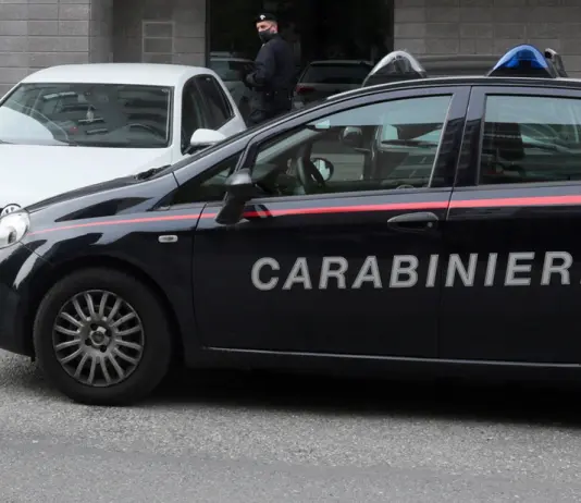 Imprenditore ucciso a coltellate nel Torinese, fermato un uomo legato all’ex della vittima. Ha confessato l’omicidio