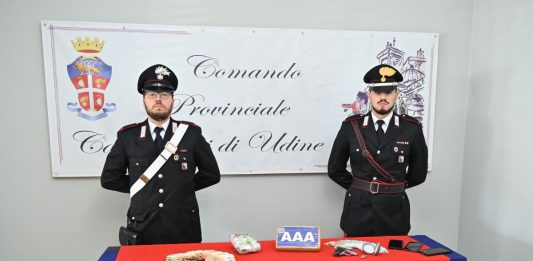 In auto con cocaina e armi, tentano la fuga al posto di blocco: due arresti a Udine