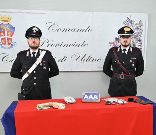 In auto con cocaina e armi, tentano la fuga al posto di blocco: due arresti a Udine