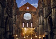 Esce “La Chitarra nella Roccia”, il disco live di Lucio Corsi all’Abbazia di San Galgano