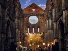 Esce “La Chitarra nella Roccia”, il disco live di Lucio Corsi all’Abbazia di San Galgano