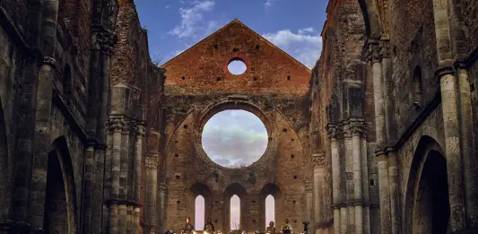 Esce “La Chitarra nella Roccia”, il disco live di Lucio Corsi all’Abbazia di San Galgano