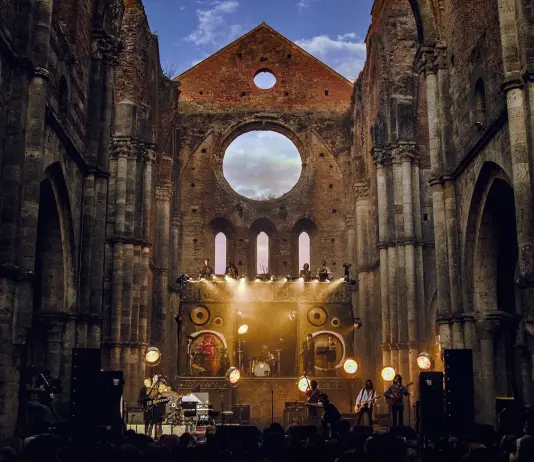 Esce “La Chitarra nella Roccia”, il disco live di Lucio Corsi all’Abbazia di San Galgano