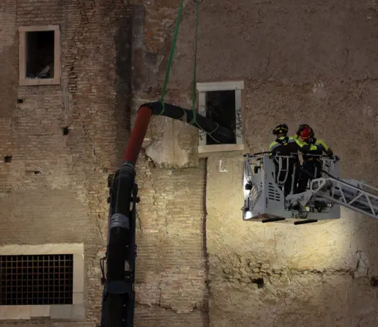 Roma, crolla una parte della Torre dei Conti: un operaio sotto le macerie. Il prefetto “Segnali che la persona è viva” / Video