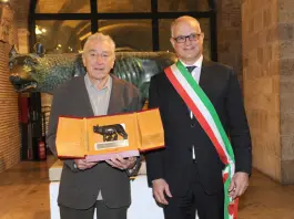 Il sindaco di Roma Gualtieri consegna a Robert De Niro la Lupa Capitolina